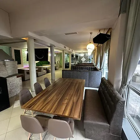 Danita & Diva Restaurant Bbq&pool Bar Lägenhet